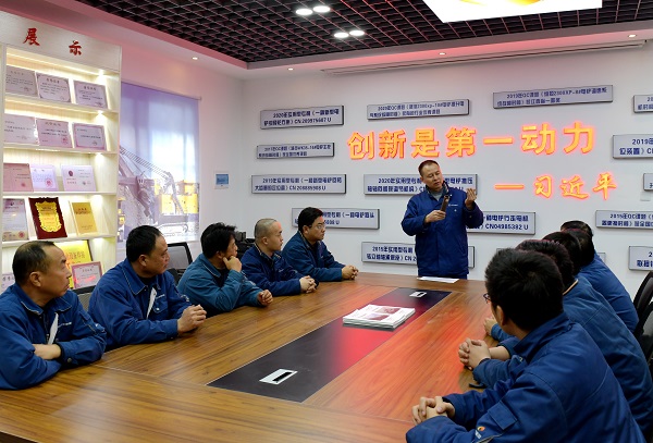 黄发如今劳模工作室授课（丁国玉 摄）.jpg